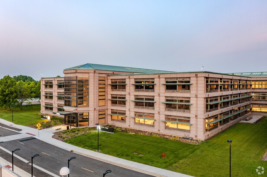 2000 Center Dr, Hoffman Estates, IL à louer - Photo principale – Image 1 sur 34