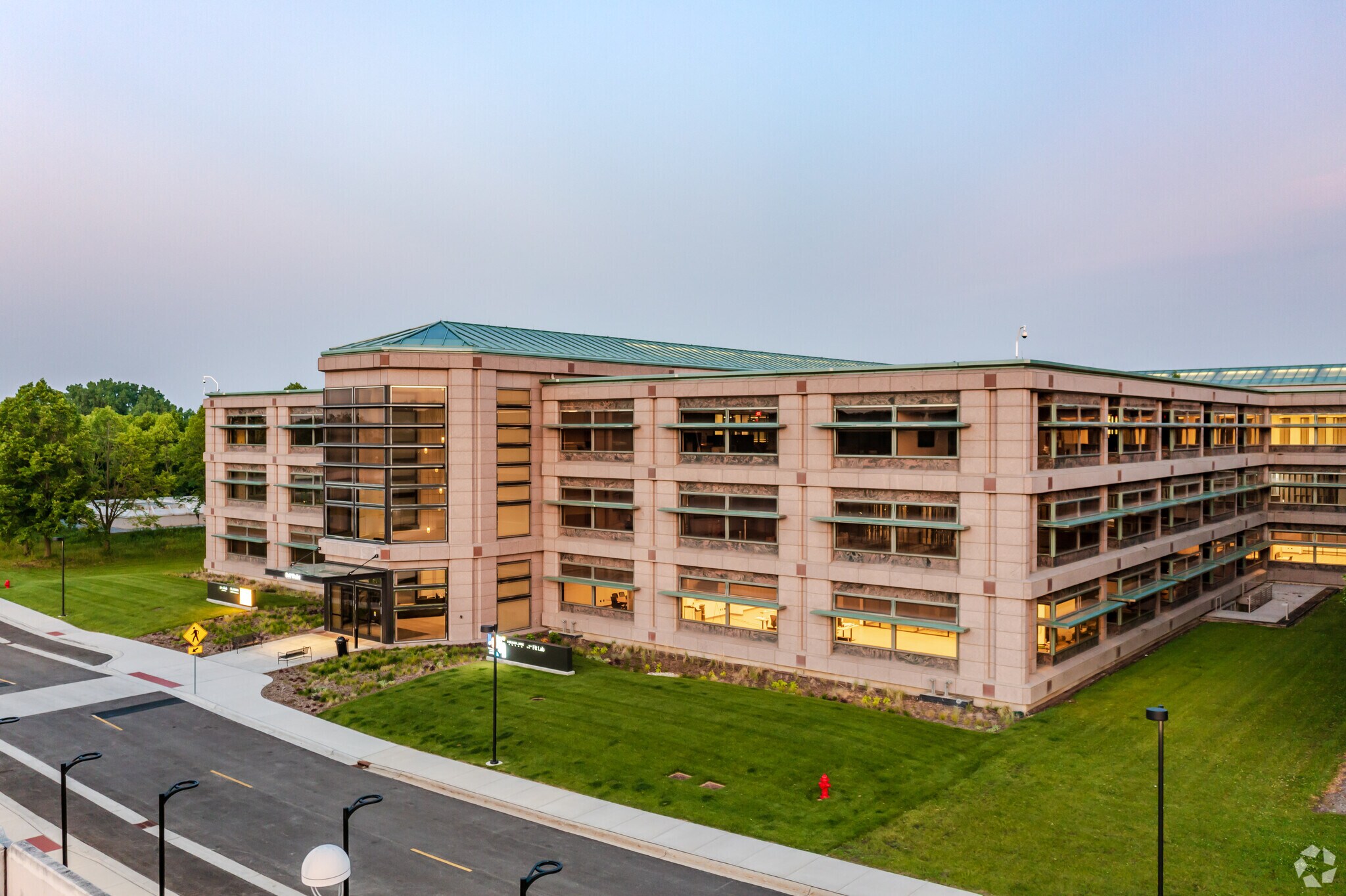 2000 Center Dr, Hoffman Estates, IL à louer Photo principale– Image 1 sur 35