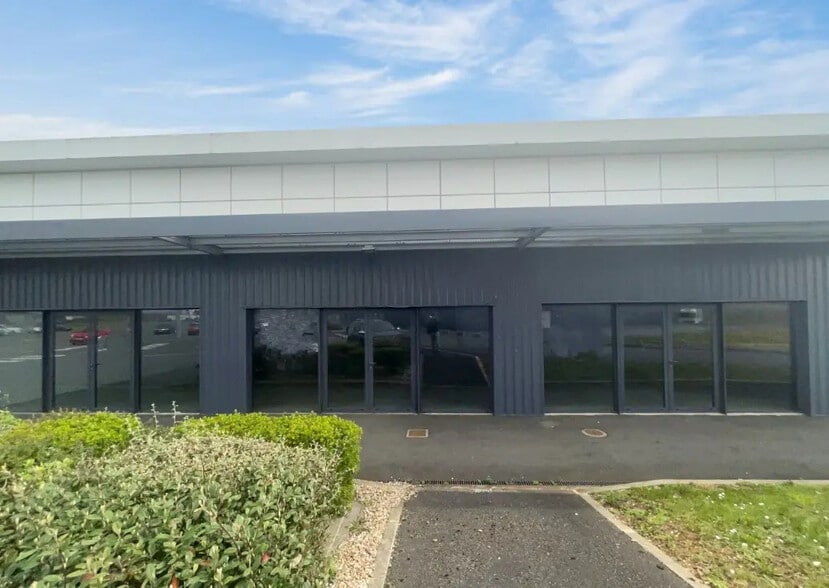 Local commercial dans Neuville-de-Poitou à louer - Photo de l’immeuble – Image 1 sur 4