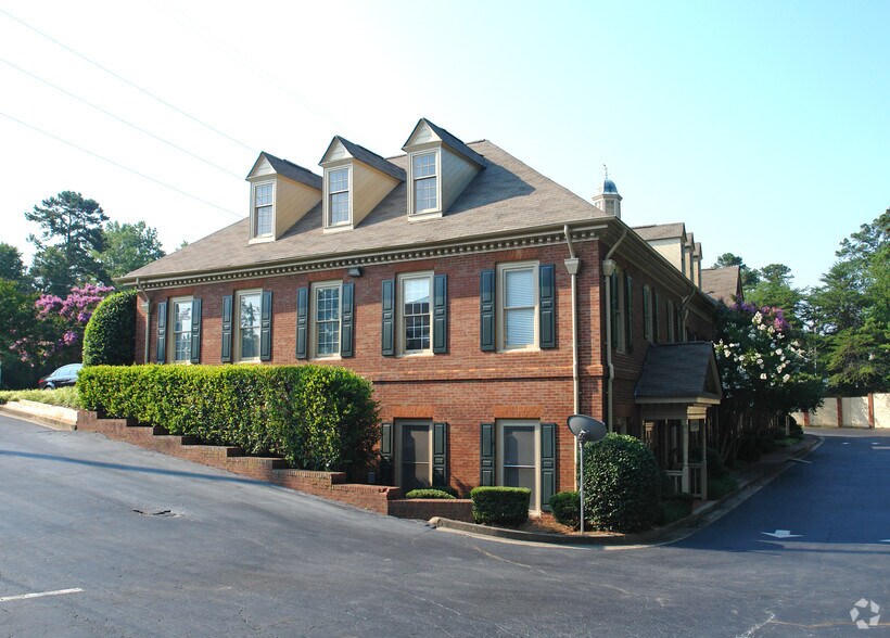 5252 Roswell Rd NE, Atlanta, GA à louer - Photo de l’immeuble – Image 3 sur 7