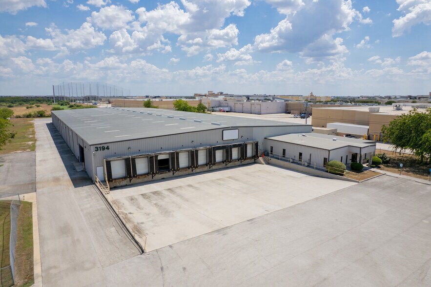 3194 N Interstate 35, New Braunfels, TX à louer - Photo de l’immeuble – Image 1 sur 17