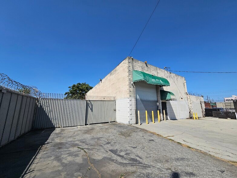 1535 E Adams Blvd, Los Angeles, CA à louer - Photo de l’immeuble – Image 1 sur 13