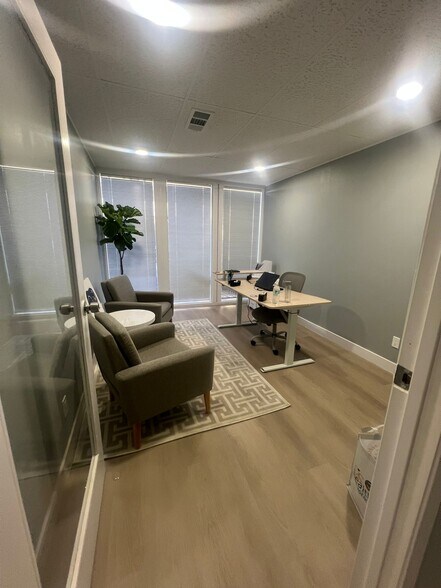 1504 Brookhollow Dr, Santa Ana, CA à louer - Photo de l’immeuble – Image 2 sur 9