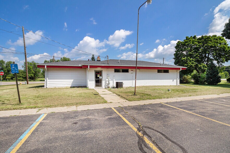 5204 Davison Rd, Burton, MI à vendre - Photo de l’immeuble – Image 3 sur 17