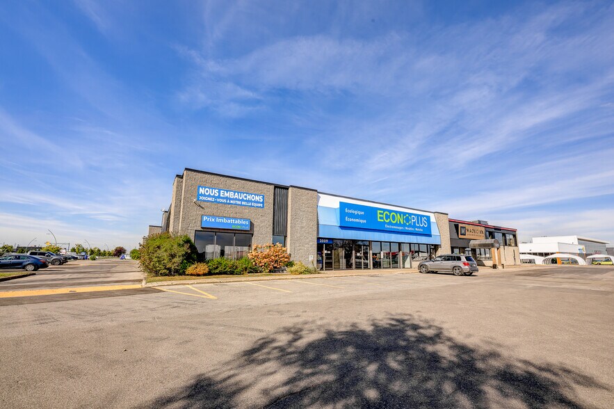2789-2855 Boul Le Corbusier, Laval, QC à louer - Photo de l’immeuble – Image 2 sur 12