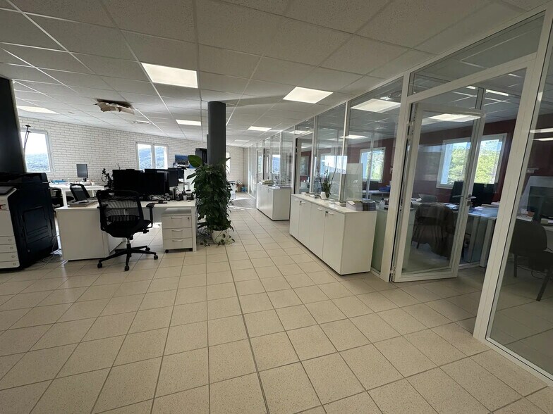 Bureau dans La Ciotat à vendre - Photo de l’immeuble – Image 3 sur 4