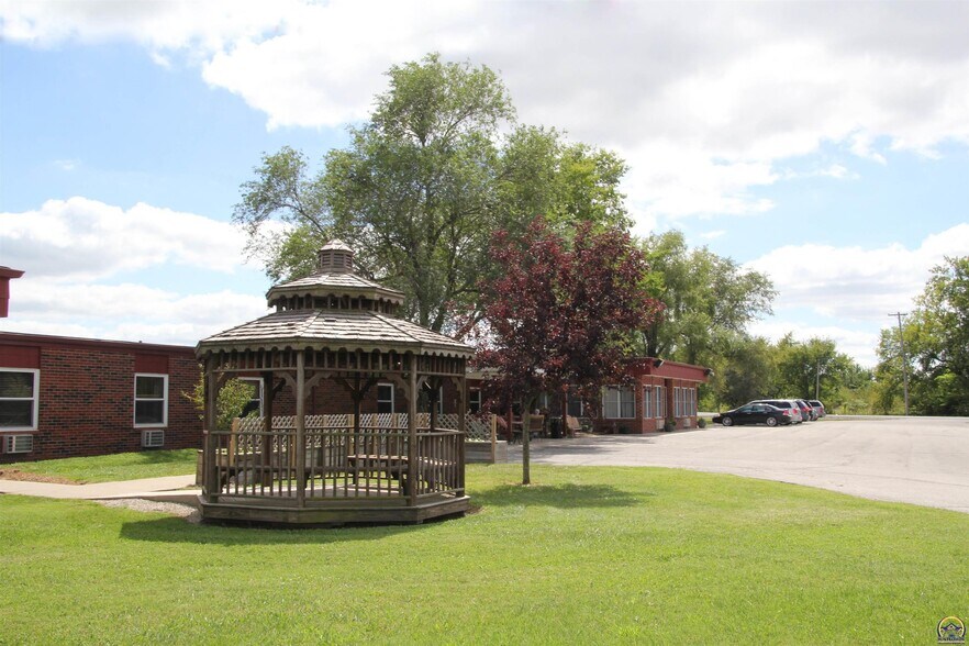 128 Pearson Ave, Waverly, KS à vendre - Photo de l’immeuble – Image 3 sur 17