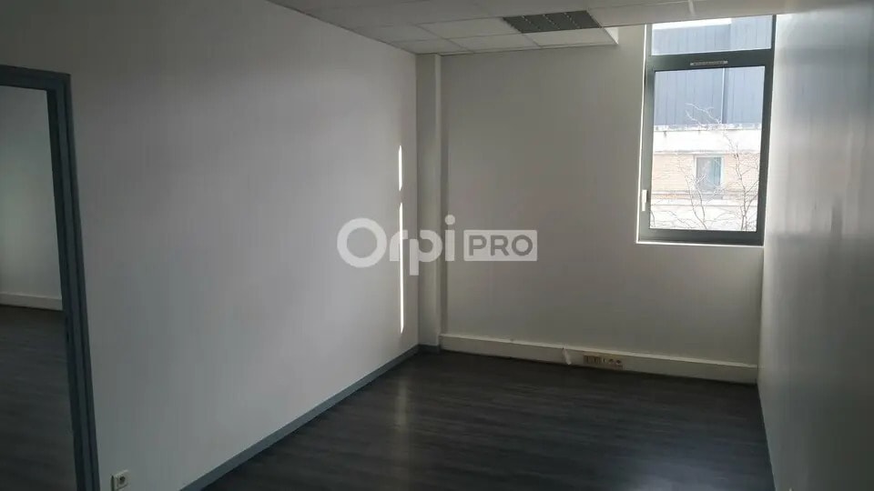 Bureau dans à louer - Photo de l’immeuble – Image 2 sur 5