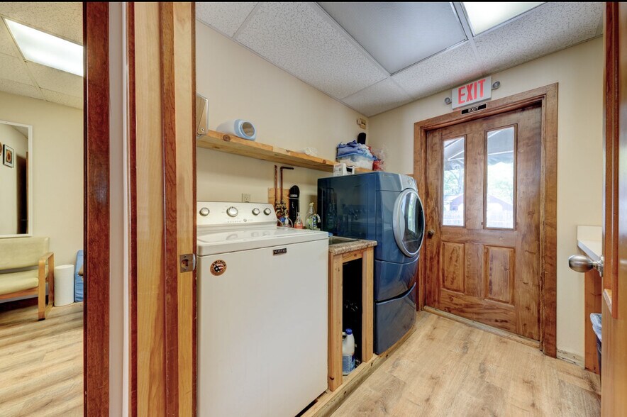 141 Dowd Ave, Canton, CT à vendre - Photo de l’immeuble – Image 3 sur 33