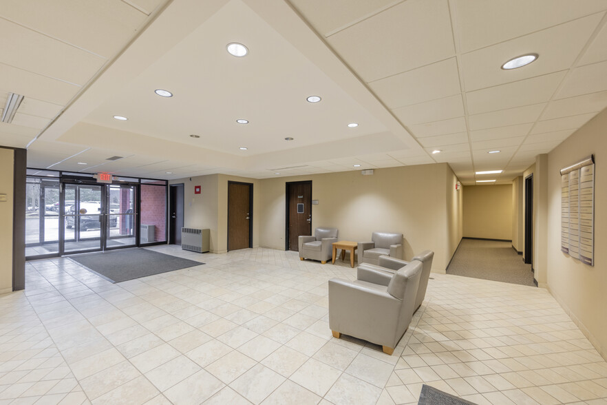 6789 Ridge Rd, Parma, OH à louer - Hall d’entrée – Image 2 sur 8