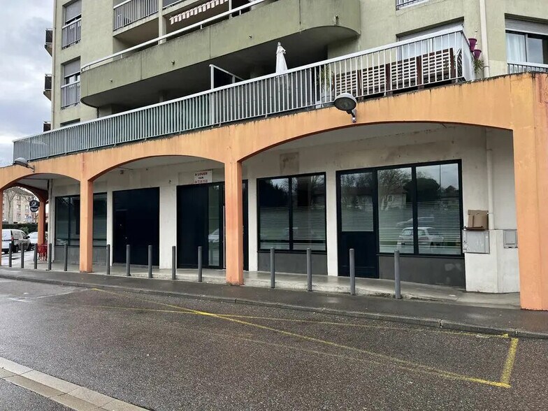 182 Rue Emile Zola, Décines-Charpieu à louer - Photo de l’immeuble – Image 2 sur 3