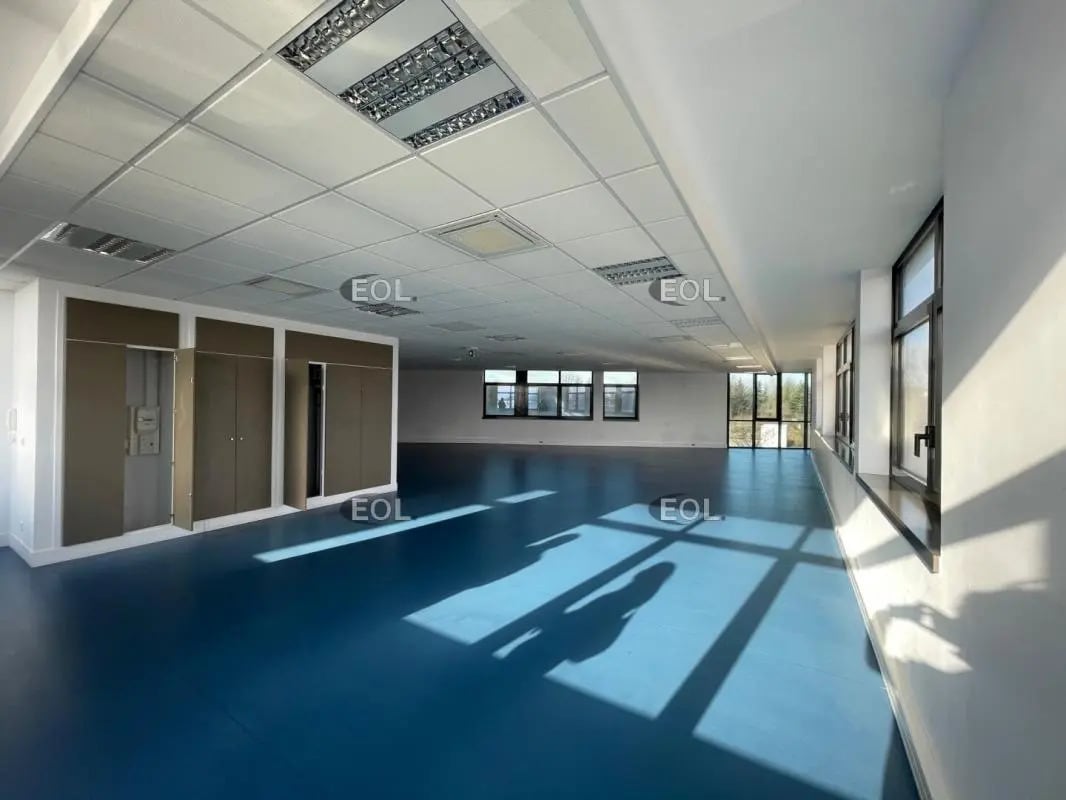 Local d’activités dans Noisy-le-Roi à louer Photo de l’immeuble– Image 1 sur 4