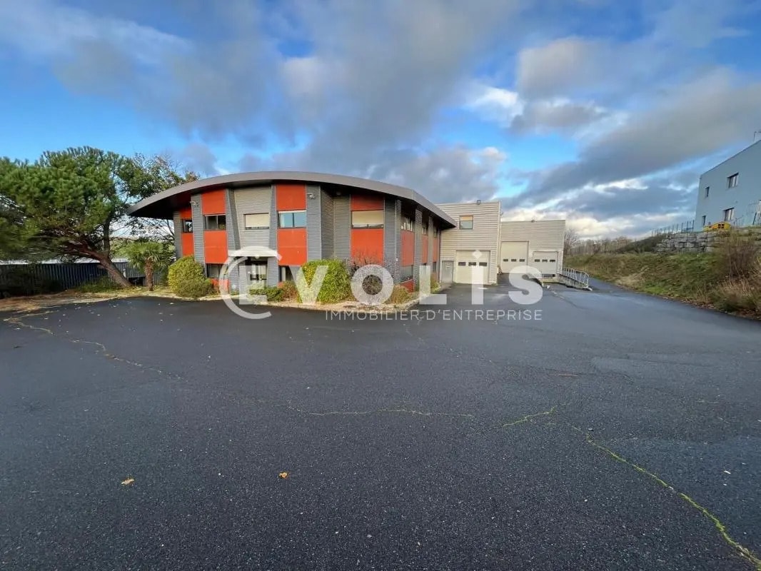 Local d'activités dans FLEURIEUX-SUR-L'ARBRESLE à vendre Photo de l’immeuble– Image 1 sur 18