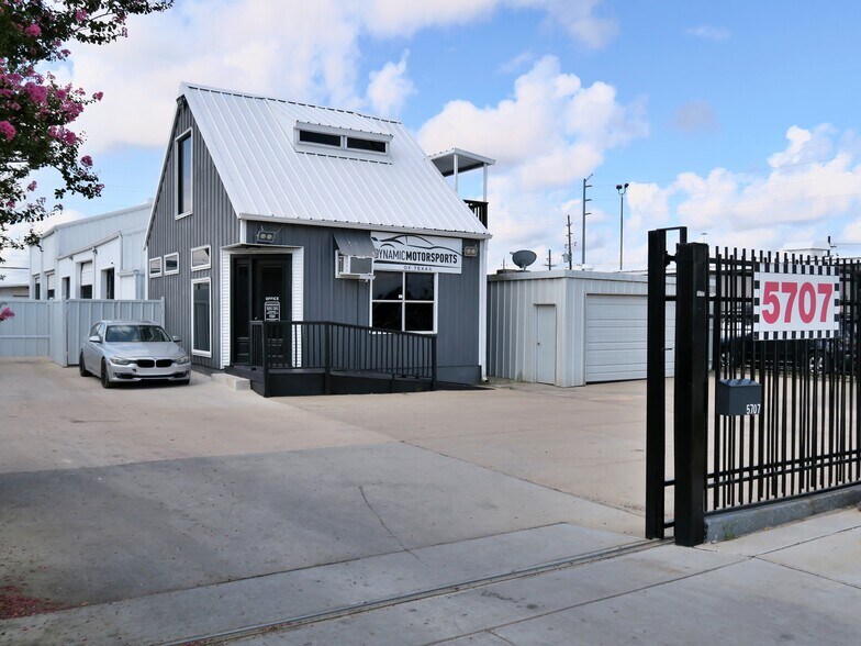 5707 Schumacher Ln, Houston, TX à louer - Photo de l’immeuble – Image 1 sur 56