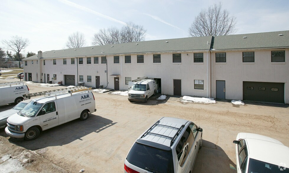 70 Oakwood Dr, Glastonbury, CT à louer - Photo de l’immeuble – Image 2 sur 2