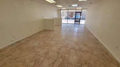 15610-15620 N 35th Ave, Phoenix, AZ à louer Photo intérieure– Image 2 sur 6