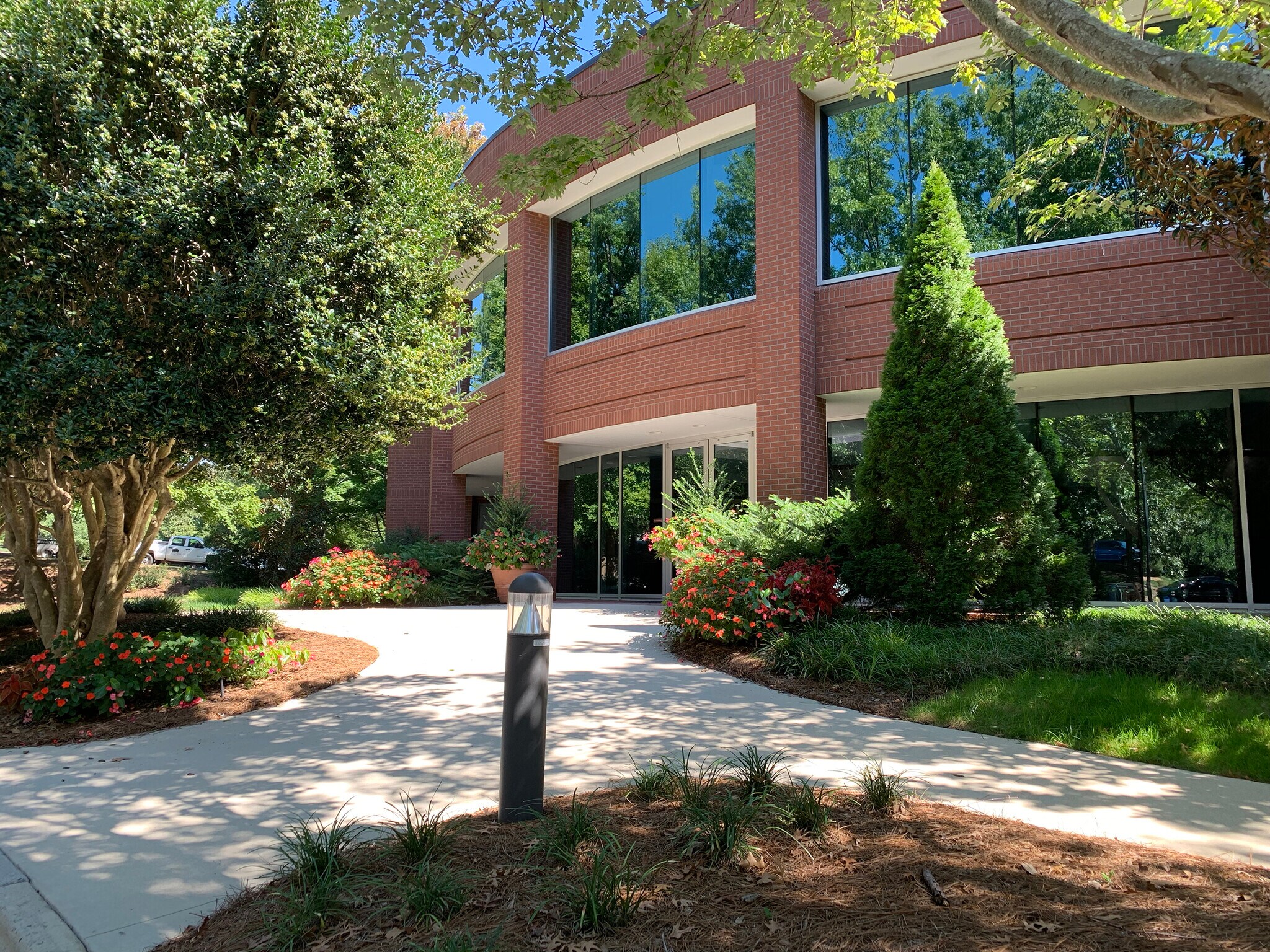 2841 Plaza Pl, Raleigh, NC à louer Photo principale– Image 1 sur 16