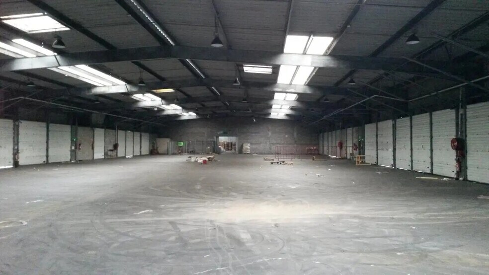 Local d’activités dans Saint-Étienne-du-Rouvray à louer - Photo de l’immeuble – Image 2 sur 12