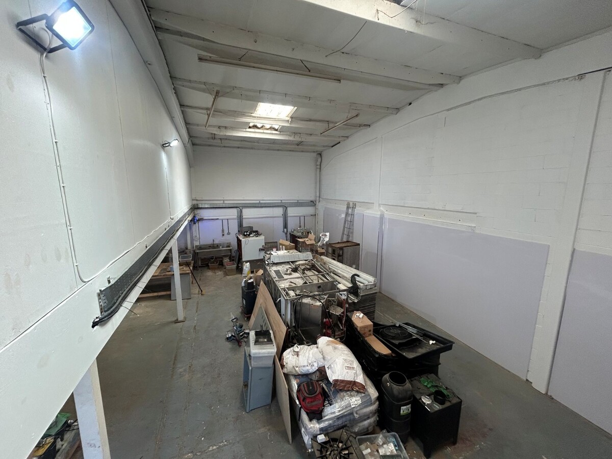 Units P1-P6 Bridge Rd, Littlehampton, WSX BN17 5DF - Lot P4 -  - Photo intérieure - Image 1 of 3