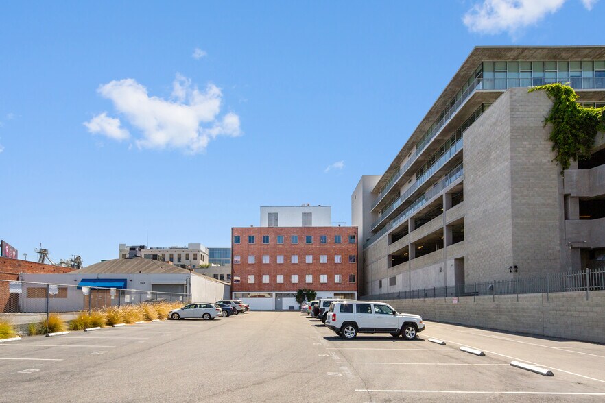 933 N La Brea Ave, Los Angeles, CA à louer - Photo de l’immeuble – Image 3 sur 4