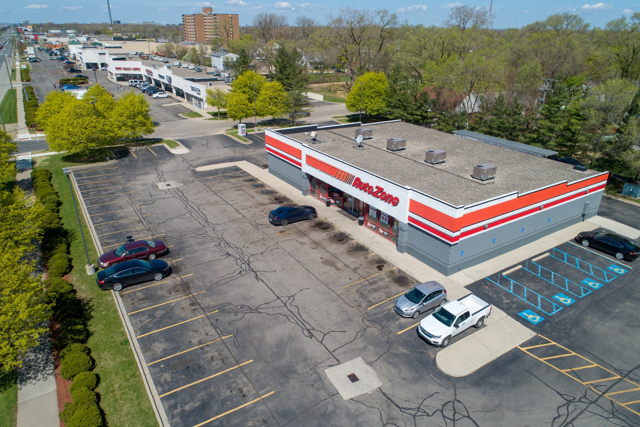 8892-8918 W Eight Mile, Royal Oak, MI à louer Photo principale– Image 1 sur 14