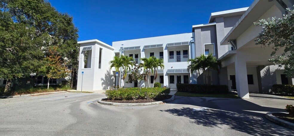 8340 Sierra Meadows Blvd, Naples, FL à louer - Photo de l’immeuble – Image 3 sur 20