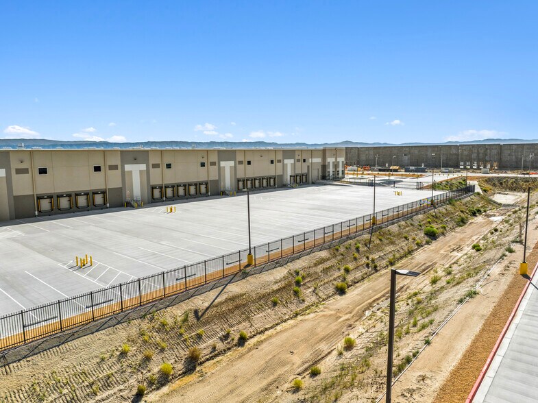 46950 N 45th Street W, Lancaster, CA à louer - Photo de l’immeuble – Image 2 sur 4
