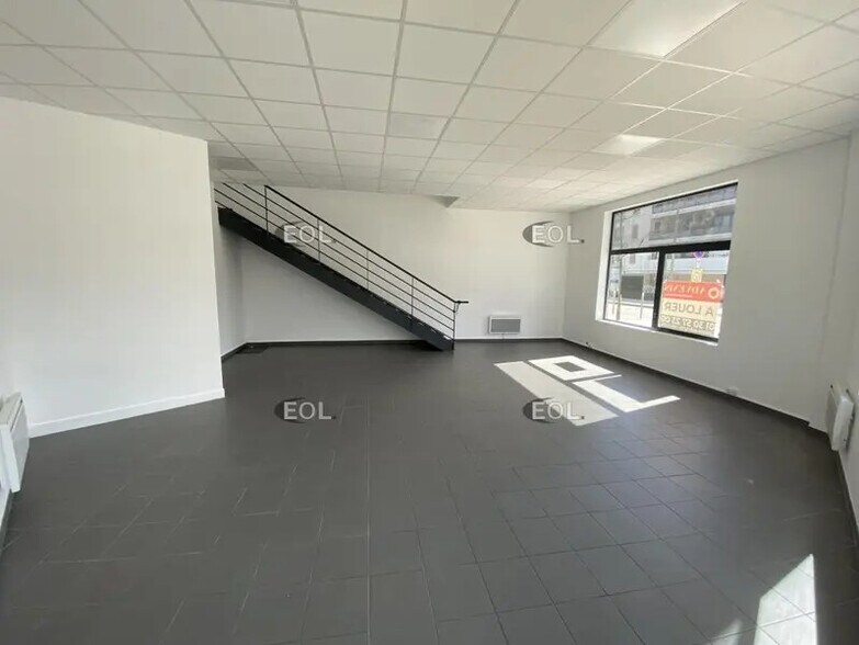 Industriel/Logistique dans SAINT CYR L ECOLE à louer - Photo intérieure – Image 3 sur 5