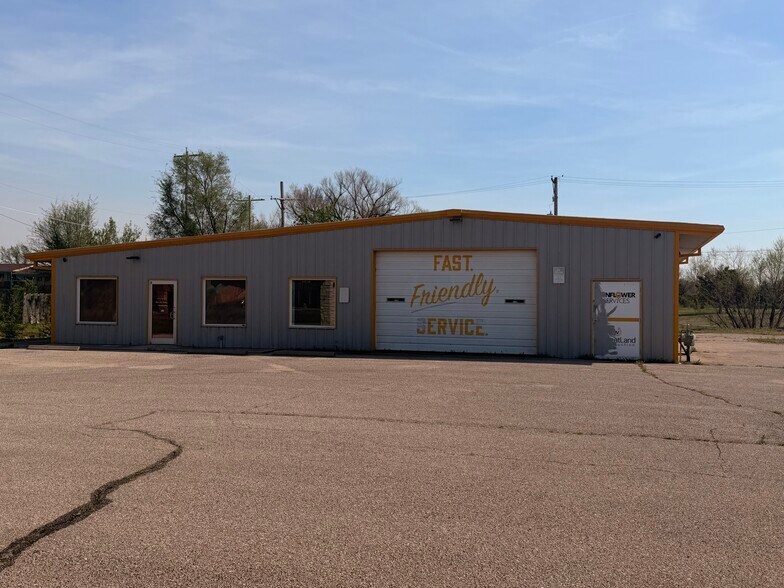 1919 W Central Ave, El Dorado, KS à louer - Photo principale – Image 1 sur 97