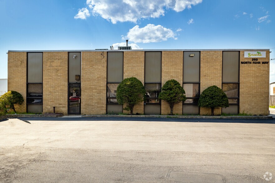 250 N Fehr Way, Bay Shore, NY à louer - Photo de l’immeuble – Image 3 sur 8
