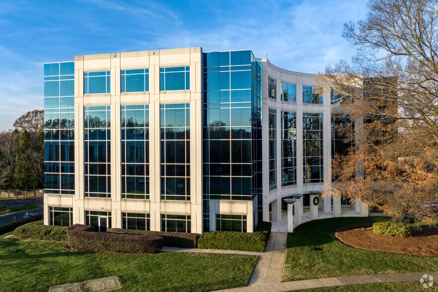 5925 Carnegie Blvd, Charlotte, NC à louer - Photo principale – Image 1 sur 4