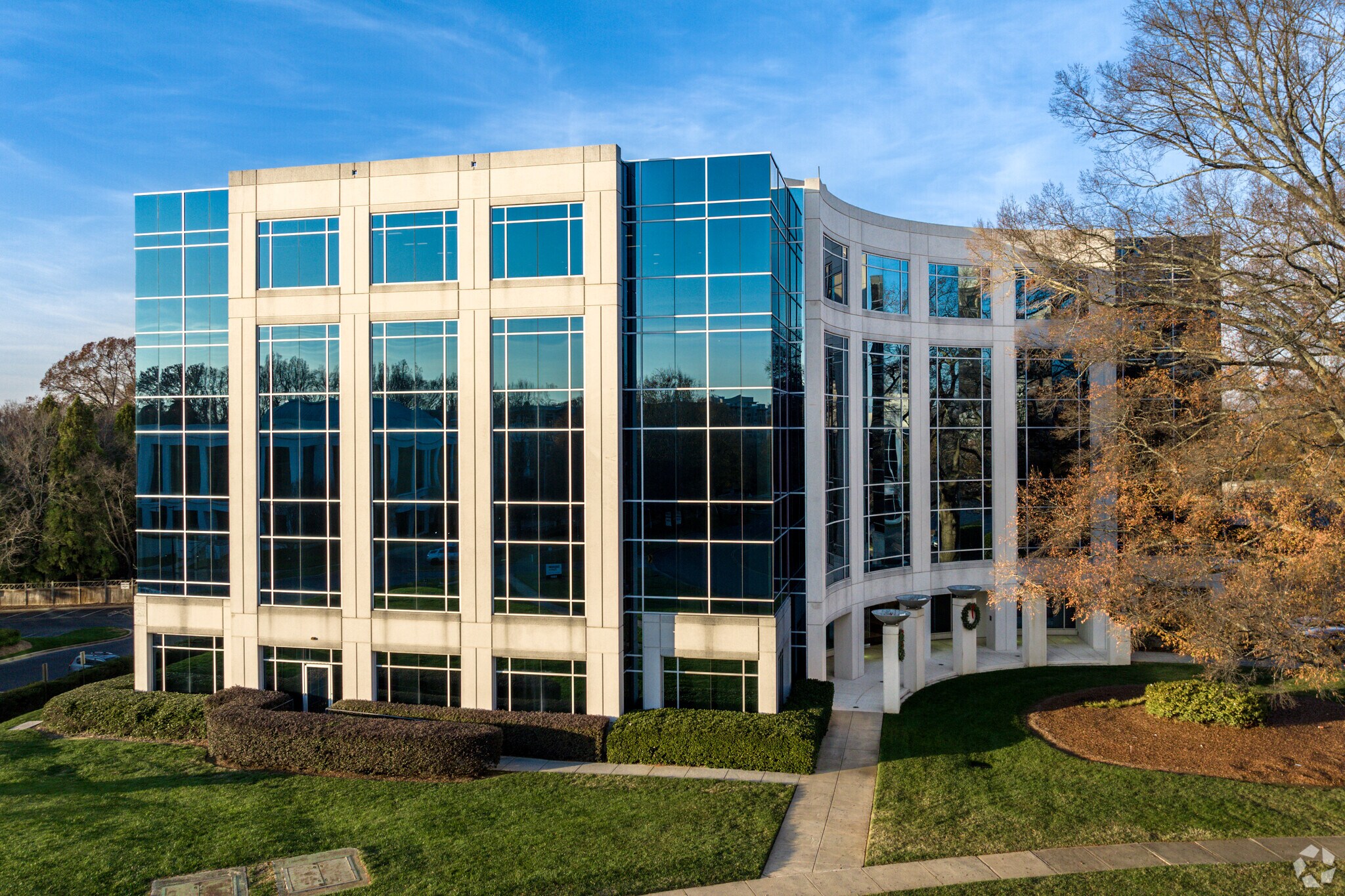5925 Carnegie Blvd, Charlotte, NC à louer Photo principale– Image 1 sur 5