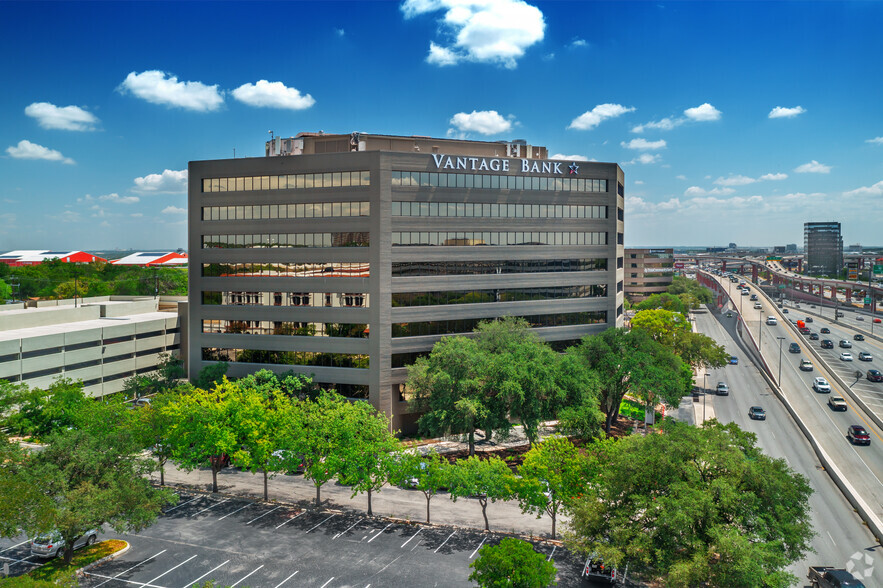 45 NE Loop 410, San Antonio, TX à louer - Photo de l’immeuble – Image 1 sur 10