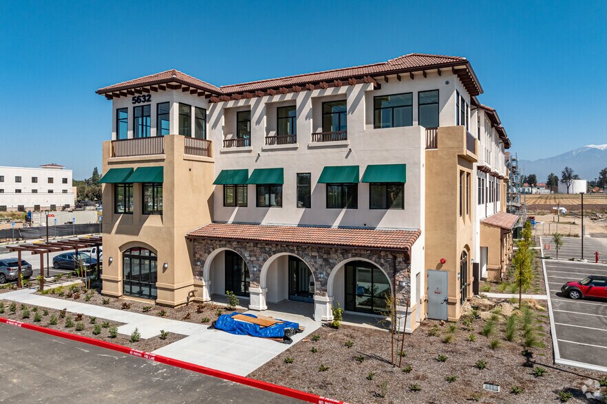 5632 Philadelphia St, Chino, CA à vendre - Photo de l’immeuble – Image 2 sur 6