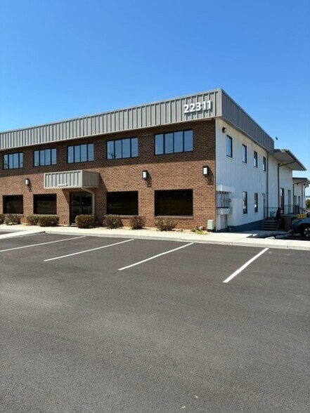 22311 Shaw Rd, Sterling, VA à louer - Photo de l’immeuble – Image 2 sur 19