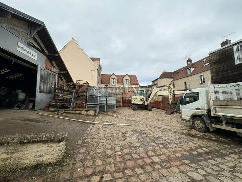 Local d’activités dans La Queue-les-Yvelines à louer - Photo de l’immeuble – Image 3 sur 5