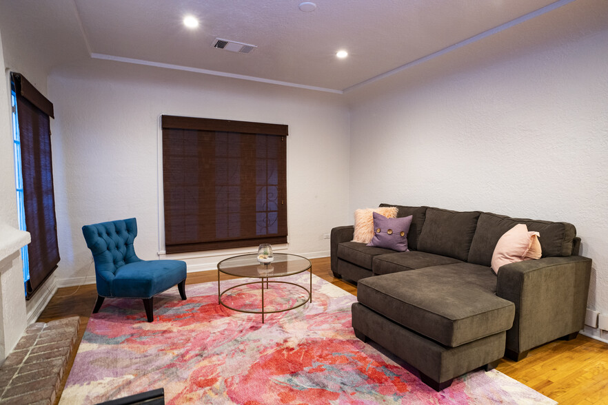 1213 E Chapman Ave, Fullerton, CA à louer - Photo de l’immeuble – Image 2 sur 9