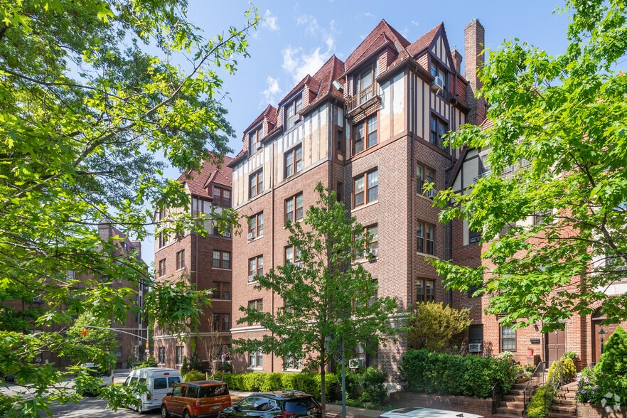 150 Burns St, Forest Hills, NY à vendre - Photo principale – Image 1 sur 1