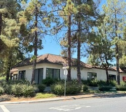 761 University Ave, Los Gatos, CA à louer Photo de l’immeuble– Image 2 sur 12