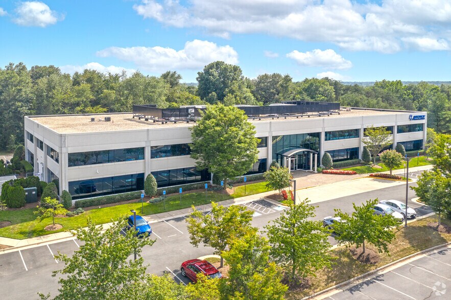 5175 Parkstone Dr, Chantilly, VA à louer - Photo de l’immeuble – Image 2 sur 6