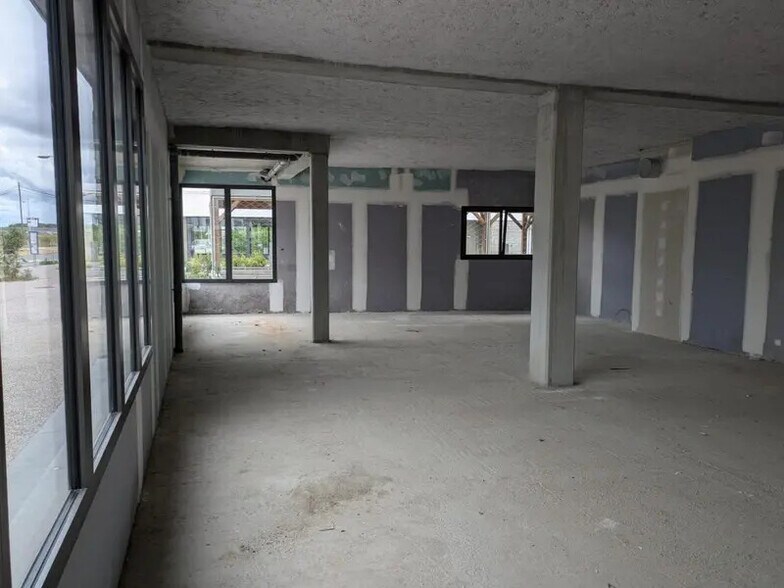 Local commercial dans Épron à vendre - Photo intérieure – Image 3 sur 4