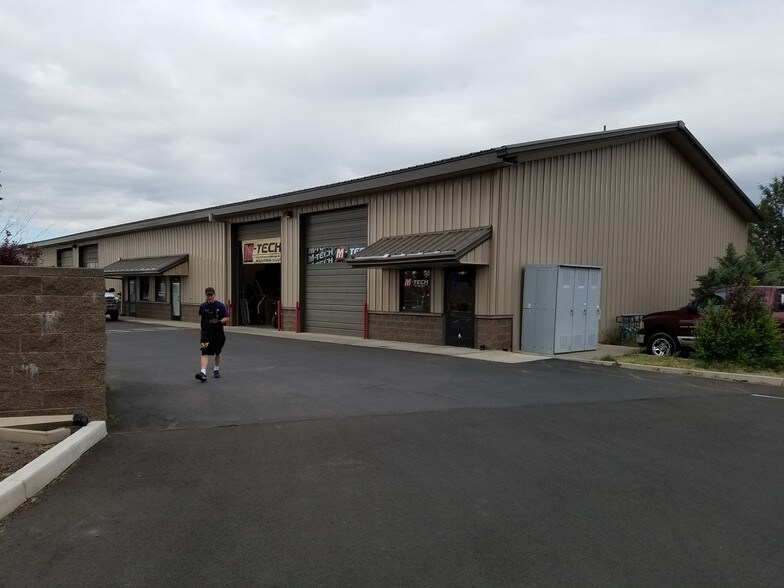 20748 Carmen Loop, Bend, OR à louer - Photo de l’immeuble – Image 3 sur 8