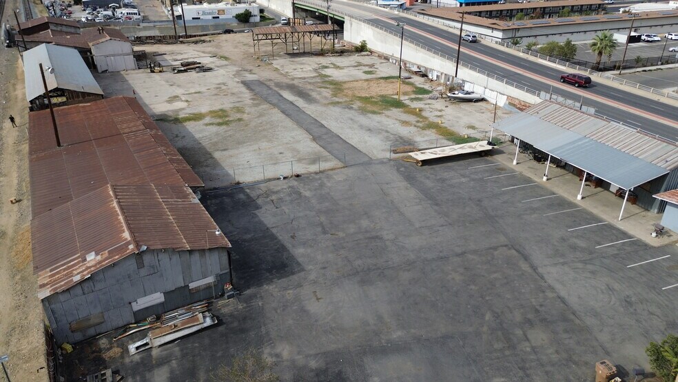 151 E Truxtun Ave, Bakersfield, CA à louer - Photo de l’immeuble – Image 3 sur 7