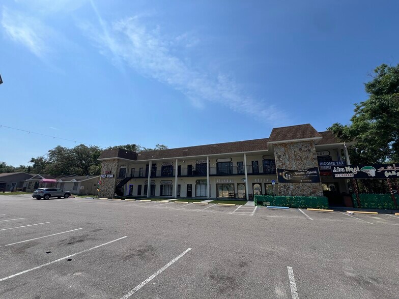 4819 E Busch Blvd, Tampa, FL à louer - Photo de l’immeuble – Image 3 sur 8