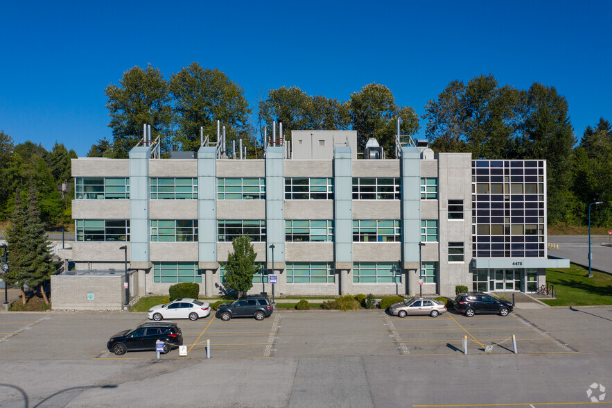 4475 Wayburne Dr, Burnaby, BC à louer - Photo de l’immeuble – Image 2 sur 8