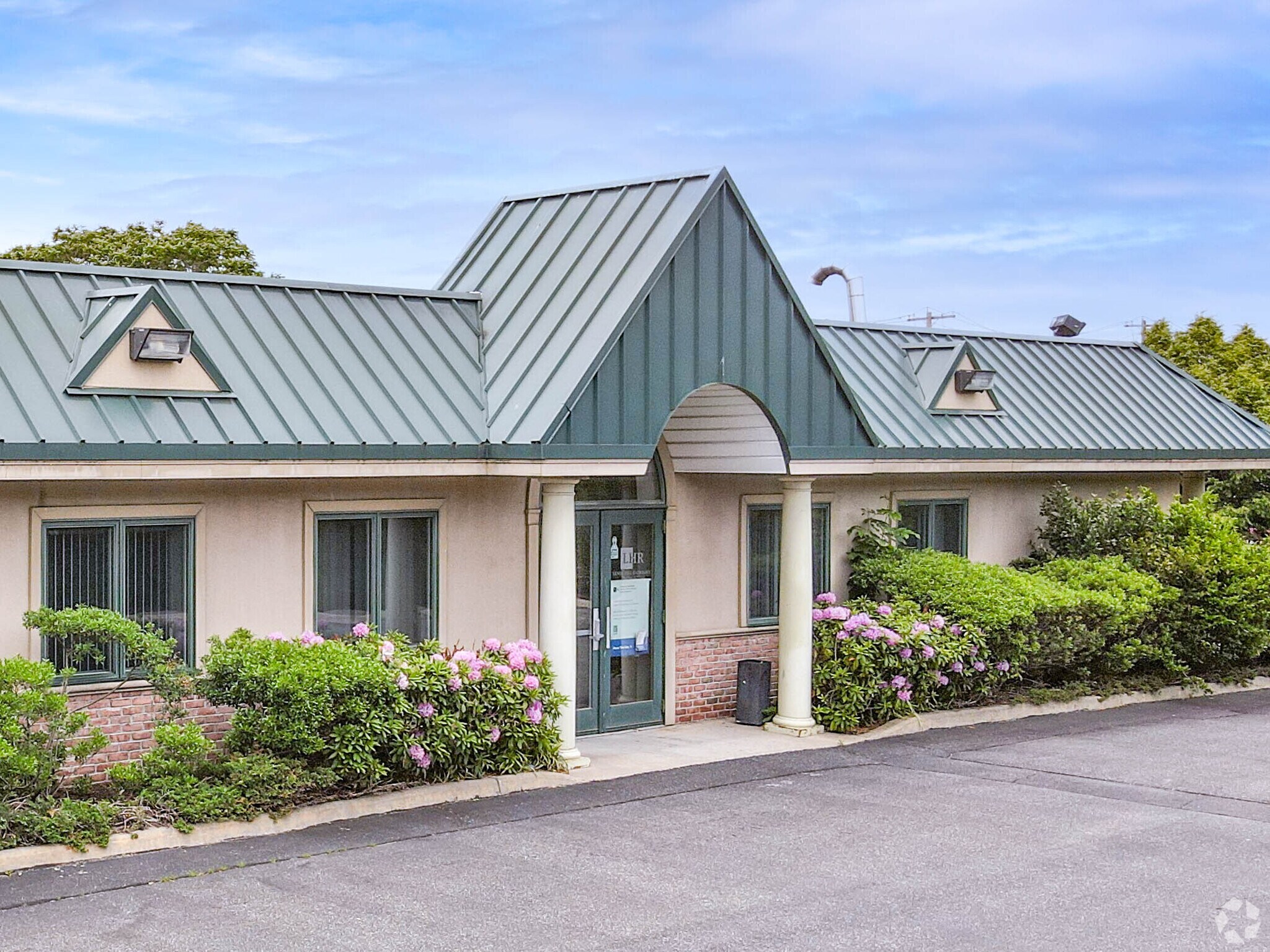 55 Veterans Memorial Hwy, Commack, NY à louer Photo de l’immeuble– Image 1 sur 48