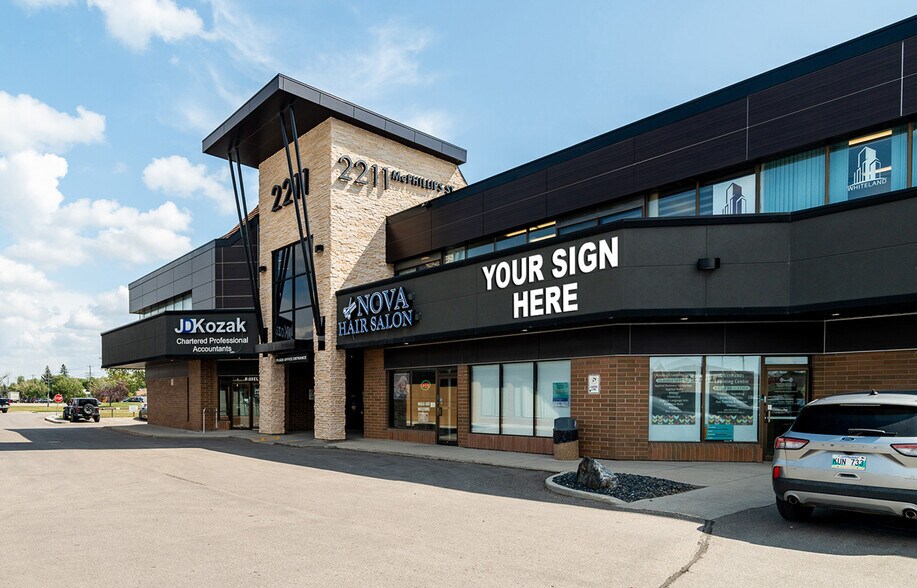 2211 Mcphillips St, Winnipeg, MB à louer - Photo principale – Image 1 sur 4