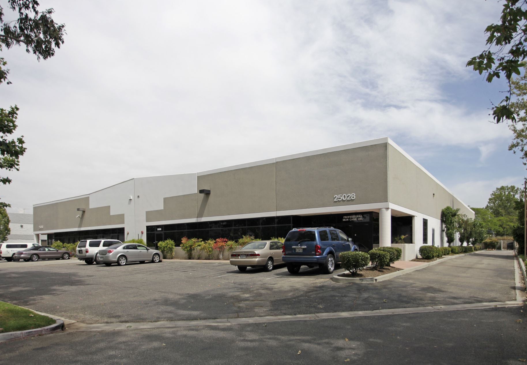 25028 Avenue Kearny, Valencia, CA à louer Photo de l’immeuble– Image 1 sur 1