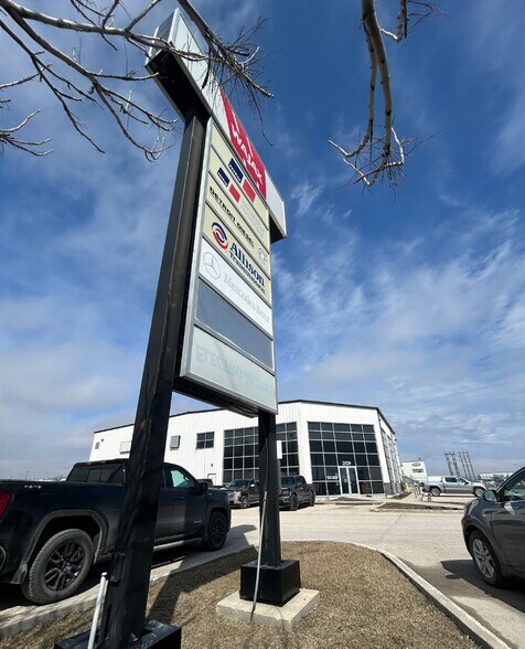 2529 Inkster Blvd, Winnipeg, MB à louer - Photo de l’immeuble – Image 3 sur 18