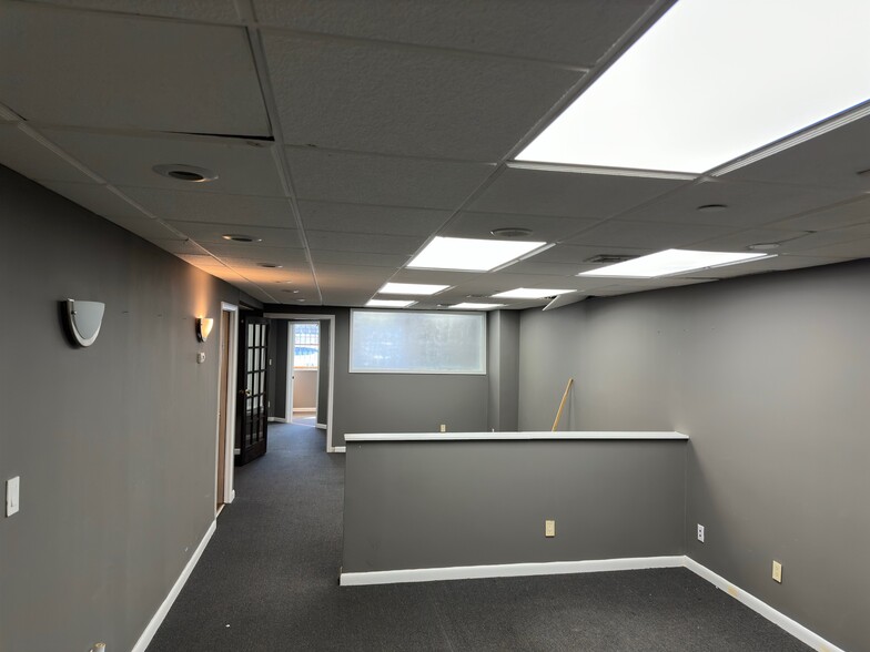 36-30 37th St, Long Island City, NY à vendre - Photo de l’immeuble – Image 3 sur 8